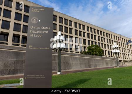 Washington, États-Unis. 4 octobre 2024. La photo prise le 4 octobre 2024 montre le bâtiment du département du travail des États-Unis à Washington, DC, aux États-Unis. Les employeurs américains ont ajouté 254 000 emplois en septembre, alors que le taux de chômage a légèrement baissé à 4,1 pour cent, signalant que le marché du travail reste stable, a rapporté vendredi le département américain du travail. Crédit : HU Yousong/Xinhua/Alamy Live News Banque D'Images