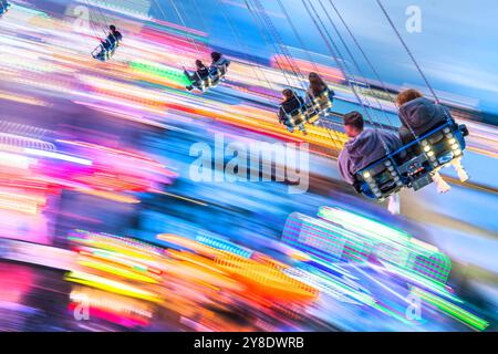 Die Wiesn leuchtet, Blick vom Kettenflieger Bayern Tower auf das Oktoberfest, abends, München, Oktober 2024 Deutschland, München, Oktober 2024, die Lichter des Oktoberfests drehen sich unter den Wiesnbesucher im Kettenflieger Bayern Tower, 90 Meter hohes Kettenkarussell, Theresienwiese, Freitagabend, letztes Wochenende, bayerisch, Volksfest, Herbst, Bayern, *** la Wiesn s'allume, vue de l'Oktoberfest depuis la tour Kettenflieger Bayern, soirée, Munich, octobre 2024 Allemagne, Munich, le 4 octobre 2024, les lumières de l'Oktoberfest tournent parmi les visiteurs Wiesn dans le Bayern de Kettenflieger Banque D'Images