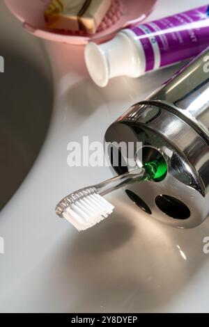 Gros plan de Oral -B Toothbrush and Crest dentifrice sur aBathroom Sink, 2024, USA Banque D'Images