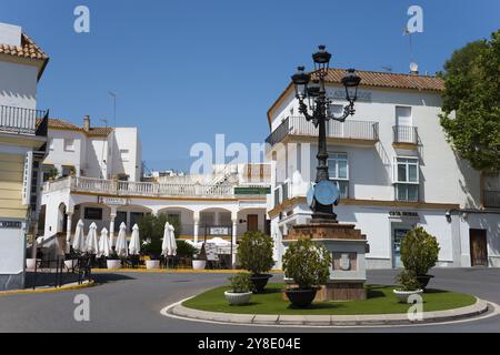 Place accueillante avec des cafés et des maisons blanches typiques, couronnée par un lampadaire décoratif, Arcos de la Frontera, province de Cadix, Cadix, Andalousie, Spa Banque D'Images