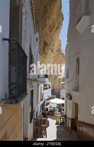 Ruelle étroite à Setenil de las Bodegas sous les rochers, scénario d'été, habitations grottes, Setenil de las Bodegas, Cadix, Andalousie, Espagne, Europe Banque D'Images