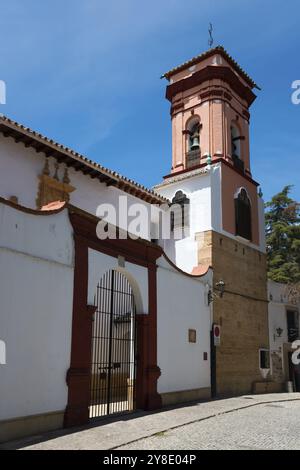 Église historique avec clocher saisissant sous un ciel bleu sans nuages, Convento de Clarisas de Santa Isabel de los Angeles, couvent, monastère, vieille ville Banque D'Images