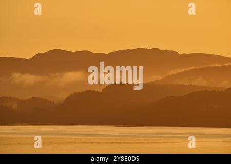 Scène de paysage atmosphérique au lever du soleil, paysage au crépuscule avec brouillard doux, mer calme, Bergen, mer du Nord, Norvège, Europe Banque D'Images