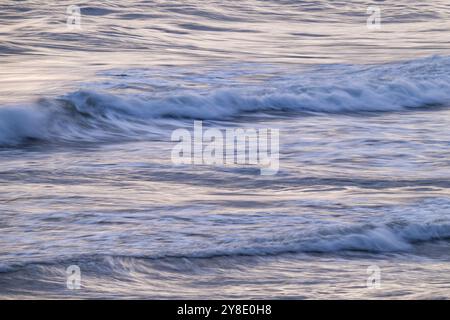 Vagues, longue exposition, effet essuyer, plage de Sondervig, mer du Nord, Danemark, Europe Banque D'Images