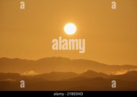 Scène de paysage atmosphérique au lever du soleil, paysage au crépuscule avec brouillard doux, automne, Bergen, mer du Nord, Norvège, Europe Banque D'Images