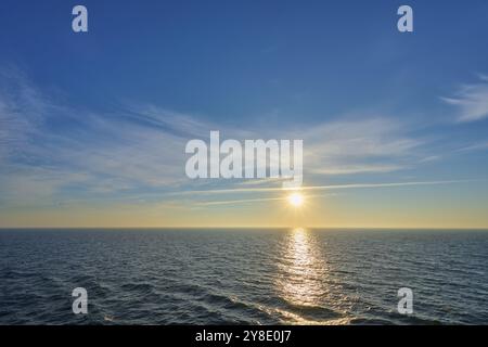 Lever de soleil à la mer avec calme mer du Nord sous un ciel bleu clair, mer du Nord, Norvège, Europe Banque D'Images