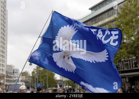 Drapeau avec une colombe de paix à la manifestation de Die Waffen nieder sur Breitscheidplatz à Berlin. L'événement est dirigé contre toutes les guerres et appelle à un Banque D'Images