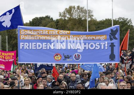 Solidarité avec le peuple palestinien ! Paix au moyen-Orient ! Lors de la démonstration de Die Waffen nieder au Grosser Stern à Berlin. L'événement est Banque D'Images