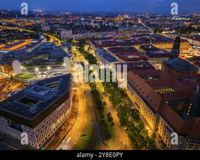 Nouveau bâtiment administratif à Ferdinandplatz avec hôtel de ville et Kreuzkirche sur Dr. Kuelz Ring, vue aérienne de nuit de Dresde, Dresde, Saxe, Allemagne, UE Banque D'Images