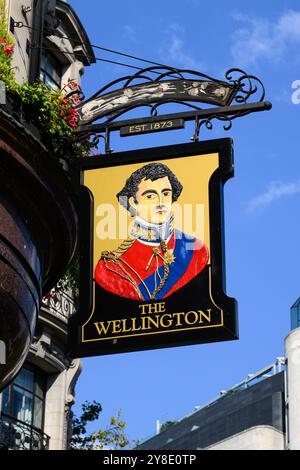 Londres, Royaume-Uni - 19 septembre 2024 ; panneau suspendu à l'extérieur du Wellington a Nicholson's Pub sur le Strand London Banque D'Images