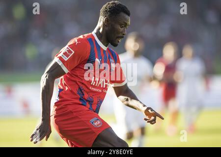 Match de football, Sinlord CONTEH 1. FC Heidenheim regardant le ballon vers le bas et pointant vers le bas, stade de football Voith-Arena, Heidenheim Banque D'Images