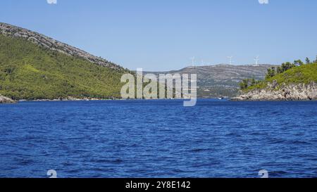 Éoliennes sur une colline au bord de la mer, Makarska Riviera, près de Dubrovnik, Dalmatie, Croatie, Europe Banque D'Images