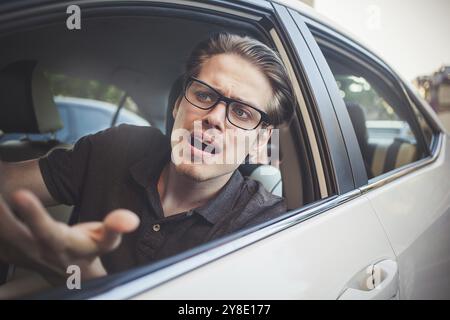 Accident. Young caucasian man driving a car choqué à propos d'avoir un accident de la circulation Banque D'Images