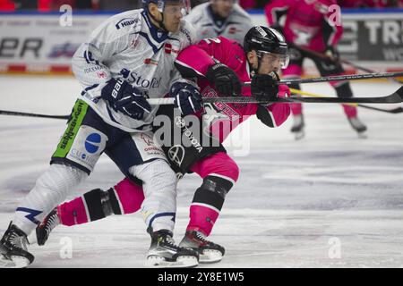 LanxessArena, Cologne, Rhénanie du Nord-Westphalie, Parker Tuomie (les requins de Cologne, n°62), Tim Brunnhuber (les tigres de straubing, n°19), PENNY DEL, les requins de Cologne- Banque D'Images