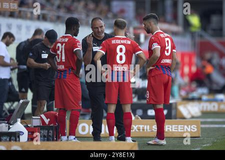 Match de football, entraîneur Frank SCHMIDT 1. Le FC Heidenheim donne les dernières instructions aux joueurs suivants devant le remplaçant : Sinlord CONTEH 1. FC Banque D'Images