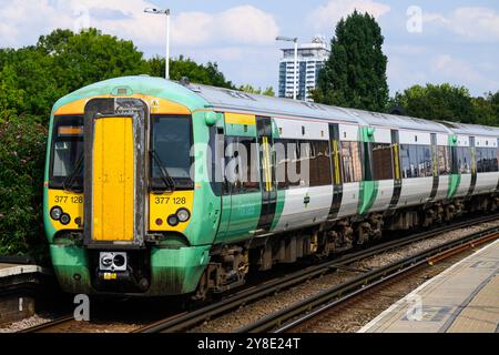 Londres, Royaume-Uni - 21 septembre 2024 ; train de passagers Southern Class 377 à Clapham Junction 377128 Banque D'Images