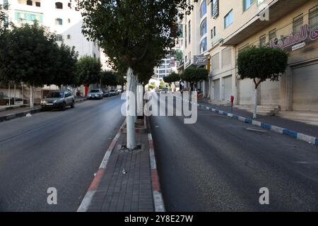 Hébron. 4 octobre 2024. La photo prise le 4 octobre 2024 montre des magasins fermés lors d'une grève générale pour protester contre les frappes aériennes israéliennes, dans la ville d'Hébron, en Cisjordanie. Crédit : Mamoun Wazwaz/Xinhua/Alamy Live News Banque D'Images