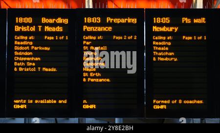 Londres, Royaume-Uni - 21 septembre 2024 ; panneau électronique de départ des trains de voyageurs à Paddington avec des services GWR à destination de Bristol Penzance et Newbury Banque D'Images