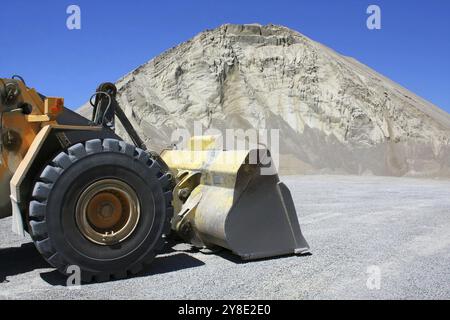 Bulldozer dans la fosse de sable Banque D'Images