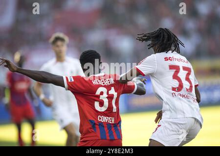 Match de football, Sinlord CONTEH 1. FC Heidenheim est parti et Jordy MAKENGO SC Freiburg regardant de derrière dans un duel, stade de football Voith-Arena, Heiden Banque D'Images