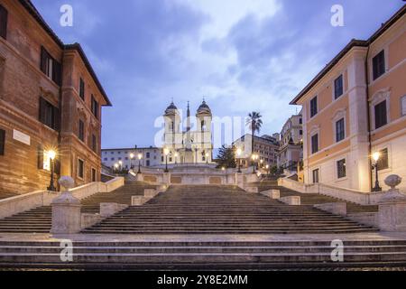 Vue sur une belle ville romaine historique. À l'un des sites touristiques, avec de vieux bâtiments et un flair urbain. Lever du soleil le matin sur les marches espagnoles Scalinata di Banque D'Images