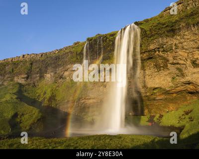 Arc-en-ciel à la cascade Seljalandsfoss, Islande du Sud, Islande, Europe Banque D'Images