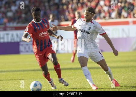 Match de football, Sinlord CONTEH 1. Le FC Heidenheim est parti sur le ballon dans un duel avec Lucas HOeLER SC Freiburg, stade de football Voith-Arena, Heidenheim Banque D'Images