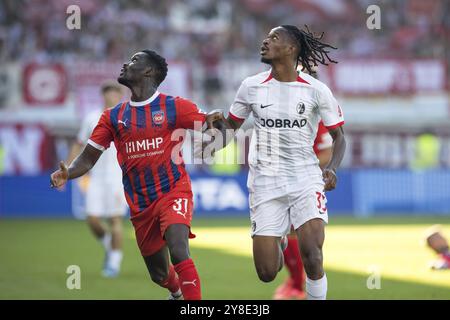 Match de football, Sinlord CONTEH 1. FC Heidenheim gauche et Jordy MAKENGO SC Freiburg suivent le ballon en regardant vers la gauche, stade de football Voith-Arena, Banque D'Images