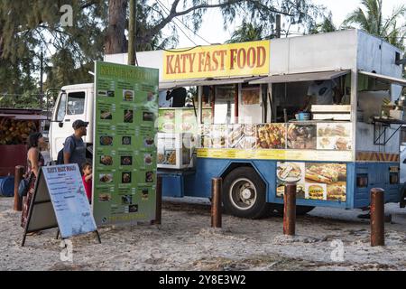 Food trucks typiques, nourriture sur roues, Flic en Flac, plage, côte ouest, océan Indien, île Maurice, Afrique Banque D'Images