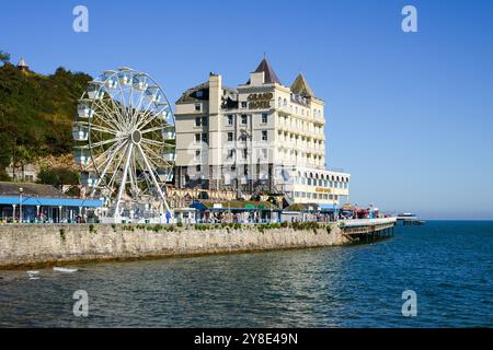 Llandudno, pays de Galles, Royaume-Uni - 17 septembre 2024 ; Grand Hôtel et grande roue sur la côte nord du pays de Galles à Llandudno Banque D'Images