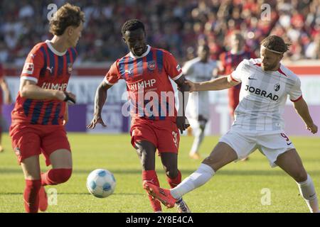 Match de football, Sinlord CONTEH 1. Le centre du FC Heidenheim est séparé du ballon par Lucas HOeLER SC Freiburg, Paul WANNER 1. FC Heidenheim obser gauche Banque D'Images