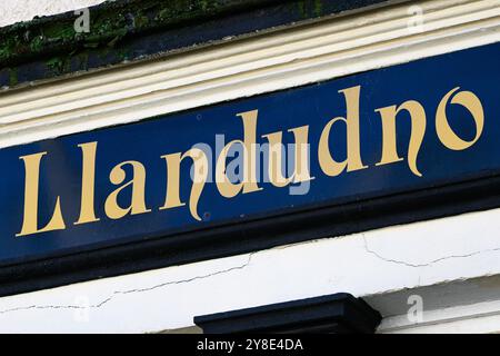 Llandudno, pays de Galles, Royaume-Uni - 17 septembre 2024 ; signature d'un bâtiment altéré pour Llandudno, une ville côtière du nord du pays de Galles Banque D'Images