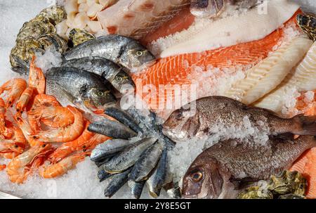 Une alléchante exposition de fruits de mer frais, magnifiquement agencée sur de la glace et présentant une variété de poissons Banque D'Images