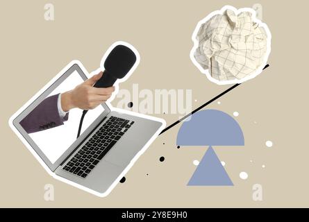 Main de journaliste avec microphone sortant de l'ordinateur portable et boule de papier sur fond beige. Collage créatif Banque D'Images