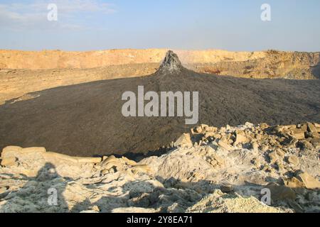 Volcan et lave dans le désert de Danakil, Ethiopie. Le désert de Danakil, ou désert de l'Afar, est l'un des endroits les plus bas et les plus chauds de la Terre. Banque D'Images