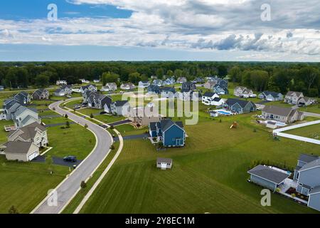 Vue aérienne des nouvelles maisons familiales spacieuses dans la banlieue nord de l'État de New York. Développement immobilier dans les banlieues américaines. Banque D'Images