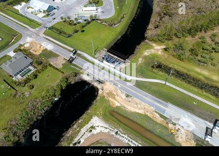 Réparation du pont détruit après l'ouragan en Floride. Reconstruction d'une route endommagée après l'inondation de l'asphalte. Tru. Construction Banque D'Images