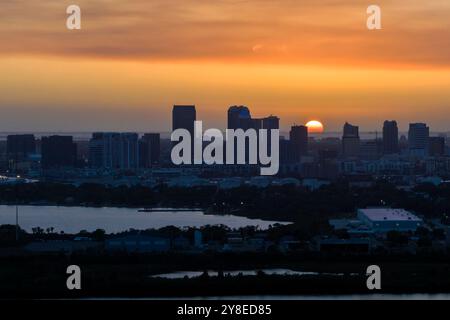 Vue d'en haut des bâtiments de gratte-ciel contemporains dans le quartier du centre-ville de Tampa ville en Floride, États-Unis au coucher du soleil. Mégapole américaine avec busine Banque D'Images