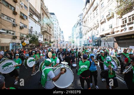 Buenos Aires, Argentine. 02 octobre 2024. Une foule de manifestants dirigés par un groupe défilent le long de l'avenue Callao en direction du Congrès national pendant la manifestation. Une nouvelle manifestation universitaire a eu lieu sur la place du Congrès national en Argentine pour protester contre le veto du président Javier Milei à l'encontre de la loi sur le financement de l'université. La marche a également eu lieu dans plusieurs autres endroits à travers le pays. (Photo de Santi Garcia Diaz/SOPA images/Sipa USA) crédit : Sipa USA/Alamy Live News Banque D'Images