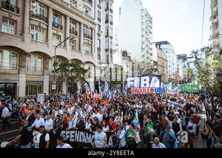 Buenos Aires, Argentine. 02 octobre 2024. Une foule de manifestants marche le long de l'avenue Callao en direction du Congrès national pendant la marche. Une nouvelle manifestation universitaire a eu lieu sur la place du Congrès national en Argentine pour protester contre le veto du président Javier Milei à l'encontre de la loi sur le financement de l'université. La marche a également eu lieu dans plusieurs autres endroits à travers le pays. (Photo de Santi Garcia Diaz/SOPA images/Sipa USA) crédit : Sipa USA/Alamy Live News Banque D'Images