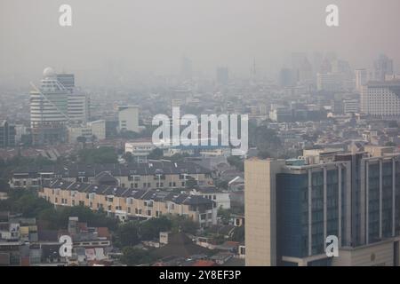 Centre de Jakarta, Jakarta, Indonésie. 5 octobre 2024. Bâtiments vus dans le brouillard causé par la pollution atmosphérique à Kemayoran, Jakarta, Indonésie. Le site de surveillance de la qualité de l'air IQAir a déclaré que la qualité de l'air à Jakarta est revenue dans la catégorie de la zone rouge, alias malsain, aujourd'hui avec un indice de qualité de l'air de 188. (Crédit image : © Dimas Rachmatsyah/ZUMA Press Wire) USAGE ÉDITORIAL SEULEMENT! Non destiné à UN USAGE commercial ! Banque D'Images