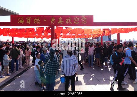 QINGDAO, CHINE - 3 OCTOBRE 2024 - les touristes visitent le Centre international de voile à Qingdao, dans la province du Shandong de l'est de la Chine, le 3 octobre 2024. Banque D'Images