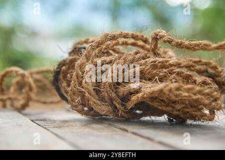 corde en fibre de coco de noix de coco sur le dessus de table en vue rapprochée, cordes marron imperméables écologiques naturelles au foyer sélectif sur fond extérieur flou Banque D'Images