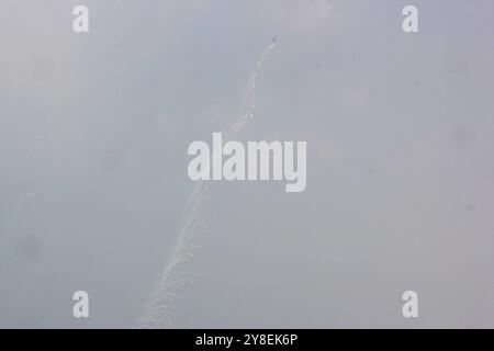 Centre de Jakarta, Jakarta, Indonésie. 5 octobre 2024. L'avion F-16 Fighting Falcon de l'armée de l'air indonésienne vole dans les airs lors de la célébration du 79e anniversaire de l'Armée nationale indonésienne (TNI) vu d'un appartement dans la région de Kemayoran, Jakarta, Indonésie. (Crédit image : © Dimas Rachmatsyah/ZUMA Press Wire) USAGE ÉDITORIAL SEULEMENT! Non destiné à UN USAGE commercial ! Crédit : ZUMA Press, Inc/Alamy Live News Banque D'Images