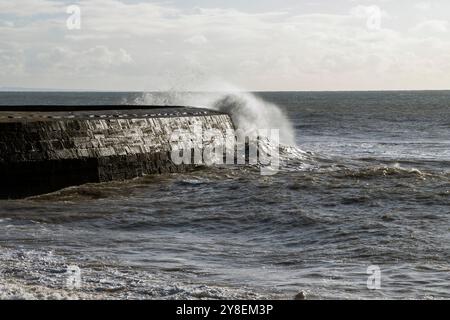 Les vagues s'écrasent sur la digue du Cobb à Lyme Regis Banque D'Images