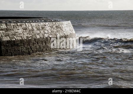 Les vagues s'écrasent sur la digue du Cobb à Lyme Regis Banque D'Images