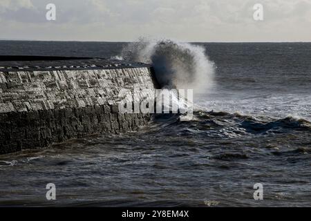 Les vagues s'écrasent sur la digue du Cobb à Lyme Regis Banque D'Images