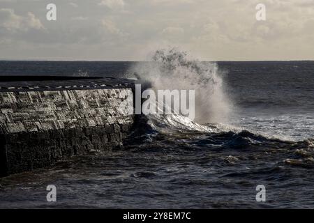 Les vagues s'écrasent sur la digue du Cobb à Lyme Regis Banque D'Images