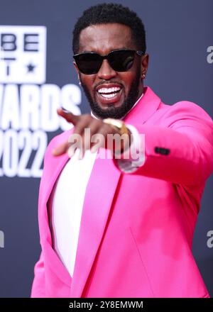 (FILE) Sean 'Diddy' Combs a été frappé par une vague de 120 nouvelles allégations d'agression. Un avocat basé au Texas a déclaré qu'il représentait plus de 100 accusateurs dans une série de nouvelles poursuites judiciaires qu'il déposerait contre Diddy. LOS ANGELES, CALIFORNIE, États-Unis - JUIN 26 : le rappeur américain, producteur de disques et directeur de disques Diddy (Sean Love Combs, également connu sous ses noms de scène Puff Daddy ou P. Diddy) arrive aux BET Awards 2022 qui se tiennent au Microsoft Theater at L.A. Live le 26 juin 2022 à Los Angeles, Californie, États-Unis. (Photo de Xavier Collin/image Press Agency) Banque D'Images