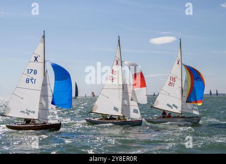 Course de yachts de classe XOD à Cowes week. Spinnakers aux couleurs vives contre la mer bleue et le ciel Banque D'Images